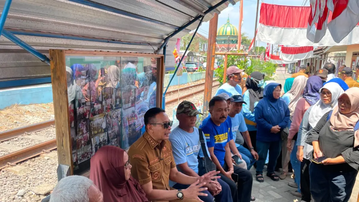 Wali Kota Malang Wahyu Hidayat berdialog dengan warga Kelurahan Purwodadi, Kecamatan Blimbing, di sela peninjauan RT Berkelas. (Andika Satria Perdana/Radar Malang)

