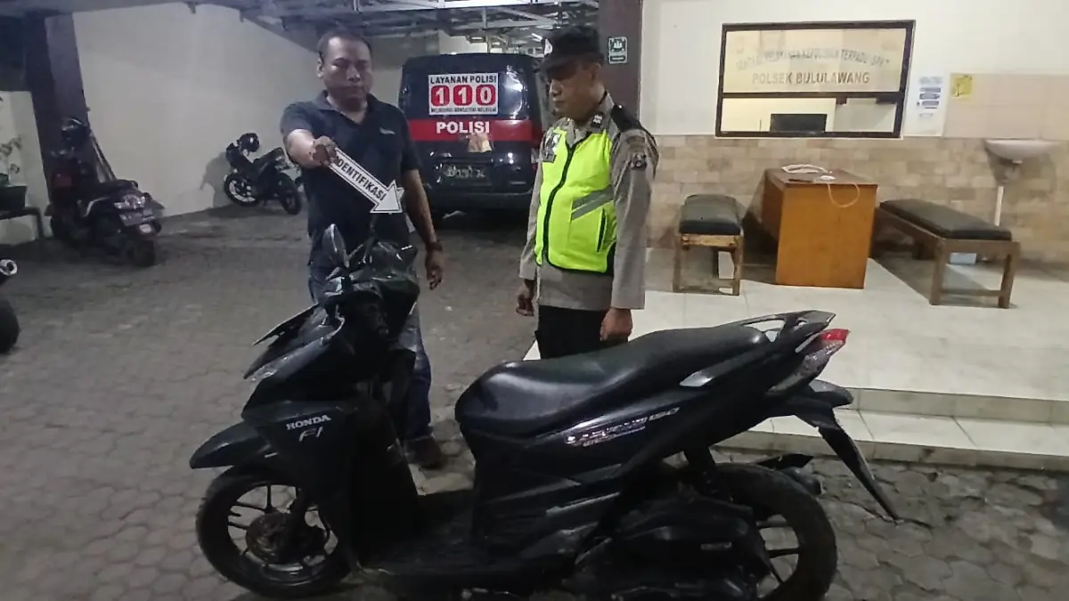 BARANG BUKTI: Polisi menunjuk motor hasil curian yang berhasil diamankan beberapa waktu lalu