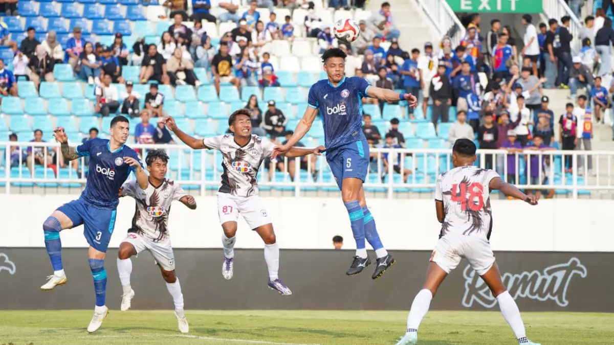 Bek Arema FC Walisson Maia berduel di udara dengan pemain RANS Nusantara di Stadion Kanjuruhan pada Sabtu (22/8). (MO Arema FC)