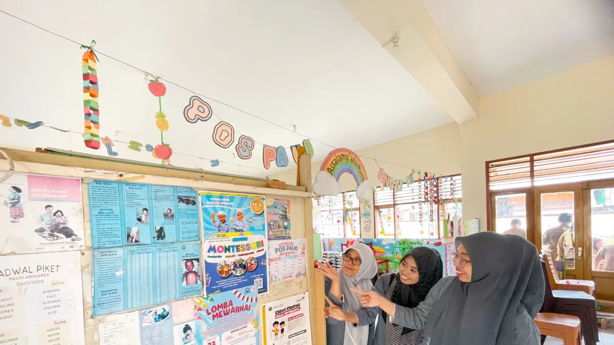 DAPAT PERHATIAN: Hasil karya siswa-siswi Pos PAUD di RW 07 Kelurahan Purwodadi, Blimbing ditampilkan dalam papan khusus.&nbsp;