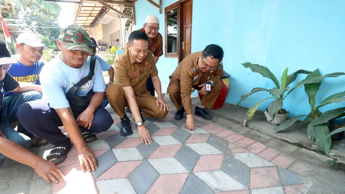PANTAU LANGSUNG: Wali Kota Malang Wahyu Hidayat (depan, dua dari kanan), meninjau paving yang sudah terpasang di RT 03/RW 07, Kelurahan Purwodadi. Persentase realisasi program RT berkelas diklaim cukup tinggi.&nbsp;