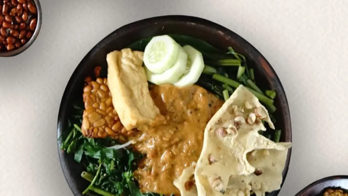 Pecel Kawi Hj. Musilah, salah satu kuliner legendaris yang telah bertahan sejak 1975 di Kota Malang. Sumber: Instagram/@pecelkawi