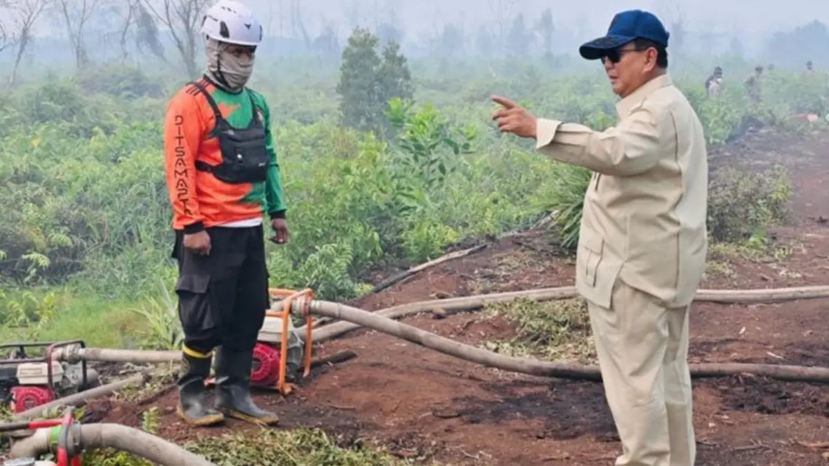 Presiden Prabowo Subianto saat meninjau langsung penanganan kebakaran hutan dan lahan (karhutla) serta mendorong inovasi metode pemadaman menggunakan singkong (ubi bombing). (Foto: Dok. Istimewa via Suara.com)