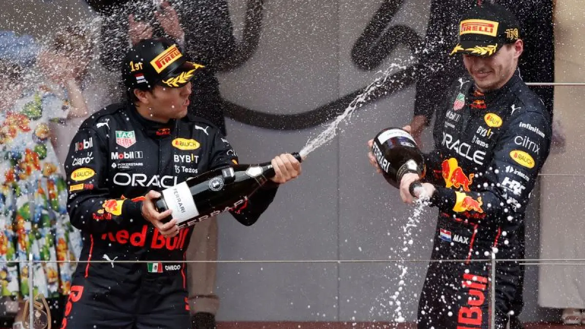 Sergio Perez dan Max Verstappen di podium GP Monaco 2022. Foto: Reuters. Sumber: https://sports.okezone.com/read/2022/05/30/37/2602462/sergio-perez-dan-max-verstappen-finis-podium-di-f1-gp-monaco-2022-strategi-red-bull-racing-tuai-pujian 