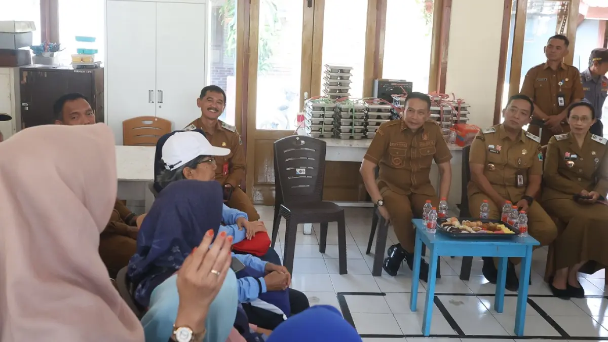 TAMPUNG MASUKAN: Wali Kota Malang Wahyu Hidayat bersama rombongan Pemkot Malang berdiskusi dengan warga RW 07, Kelurahan Purwodadi, Senin lalu (24/8). (Darmono/Radar Malang)