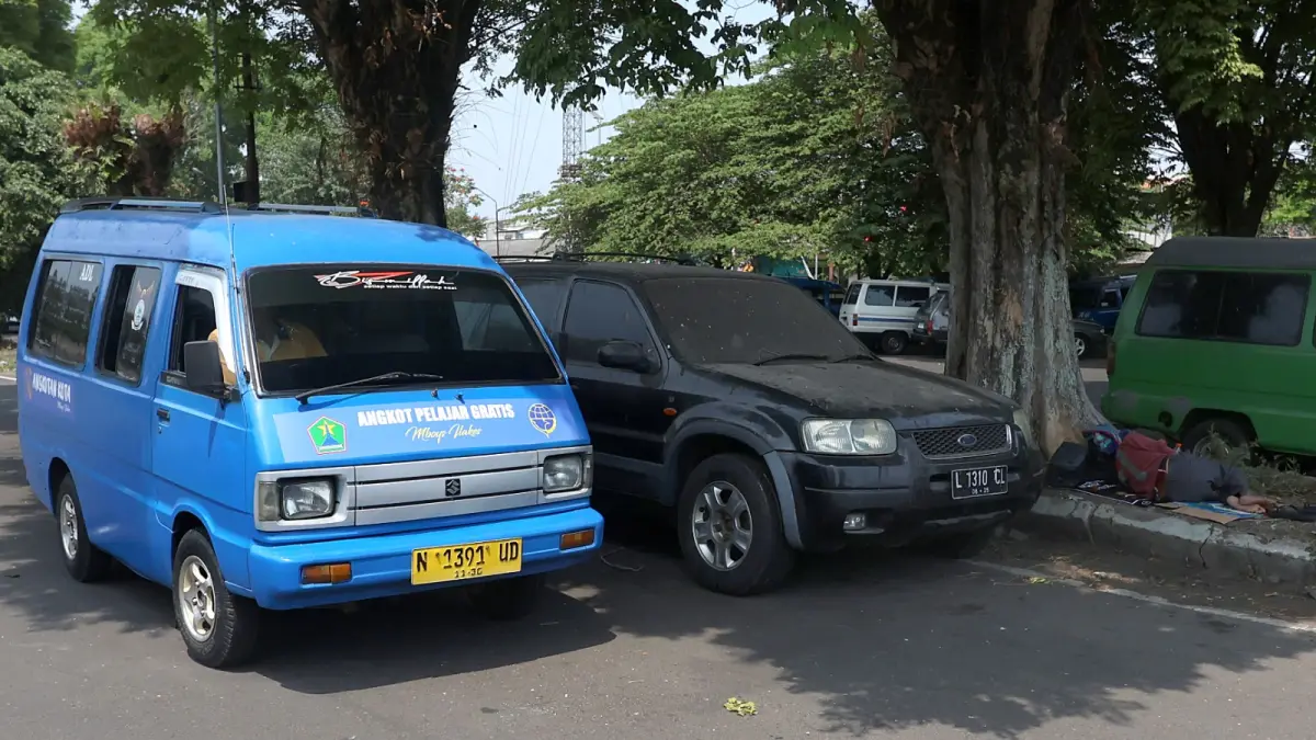 TERUS BERTAMBAH: Salah satu armada angkutan pelajar melintas di (Jalan ...), kemarin. Tampak sudah ada alat GPS yang terpasang.&nbsp;