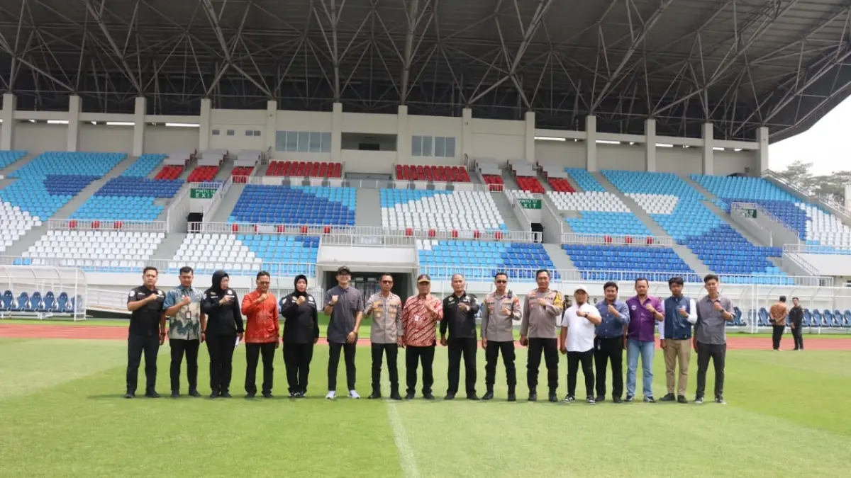Tim gabungan setelah risk assesment di Stadion Kanjuruhan Malang (Biyan Mudzaky Hanindito/Radar Malang)