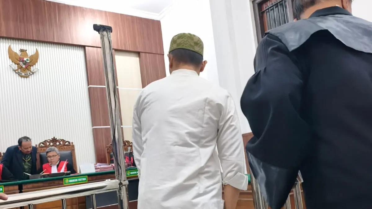 Tw, trpidana kasus rudapaksa kepada anak tiri menjalani sidang vonis di PN Surabaya. (Istimewa)