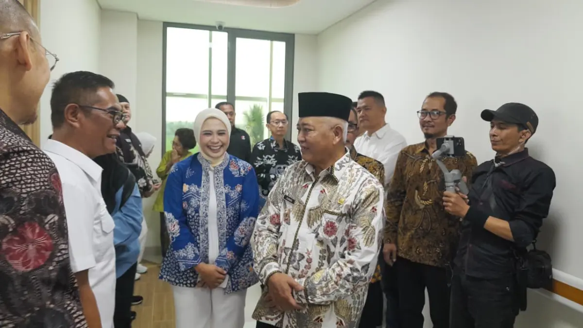 Bupati Malang H M. Sanusi meninjau fasilitas yang tersedia di RS Hermina Kepanjen kemarin (26/8). (PROKOPIM SETDA KABUPATEN MALANG FOR RADAR KANJURUHAN)