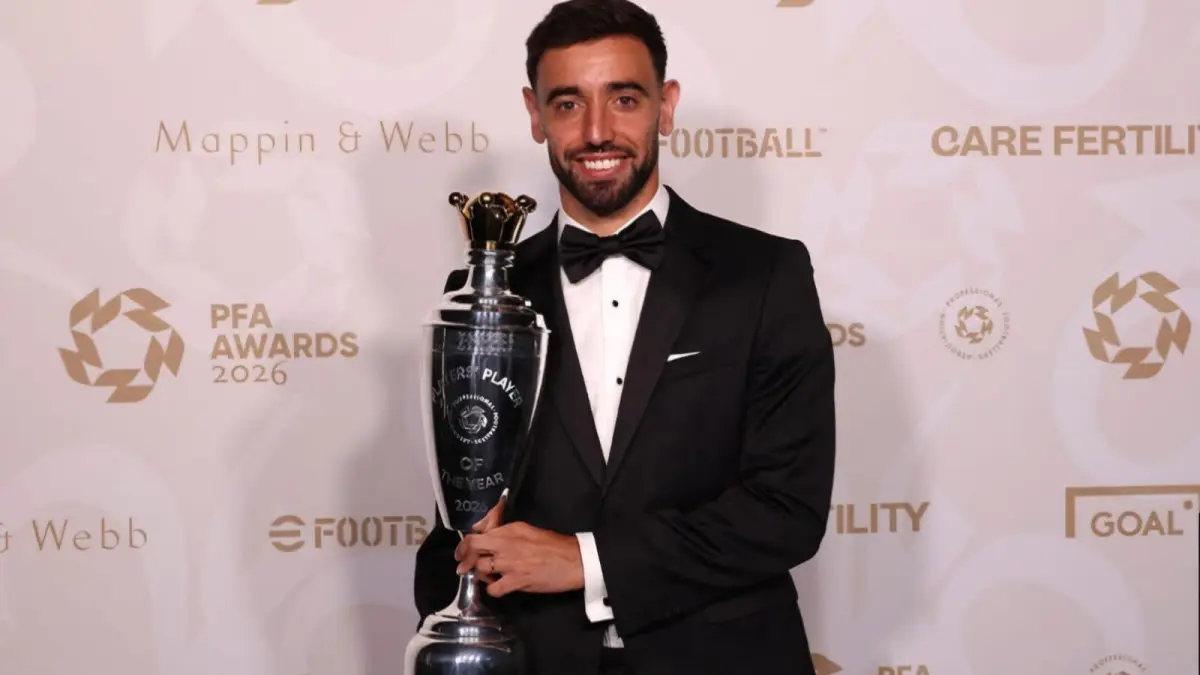 Foto Bruno Fernandes bersama penghargaan PFA Player of the Year di acara PFA Awards 2026. (@the_pfa/IG)