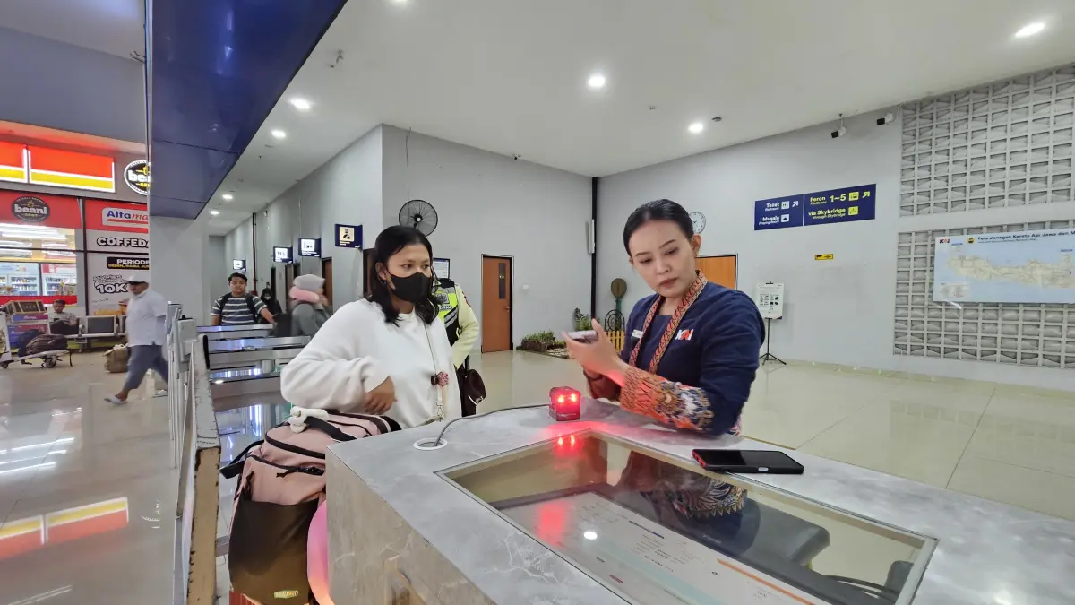 MOMEN LIBURAN: Suasana pintu masuk Stasiun Malang. Foto KAI for Radar Malang