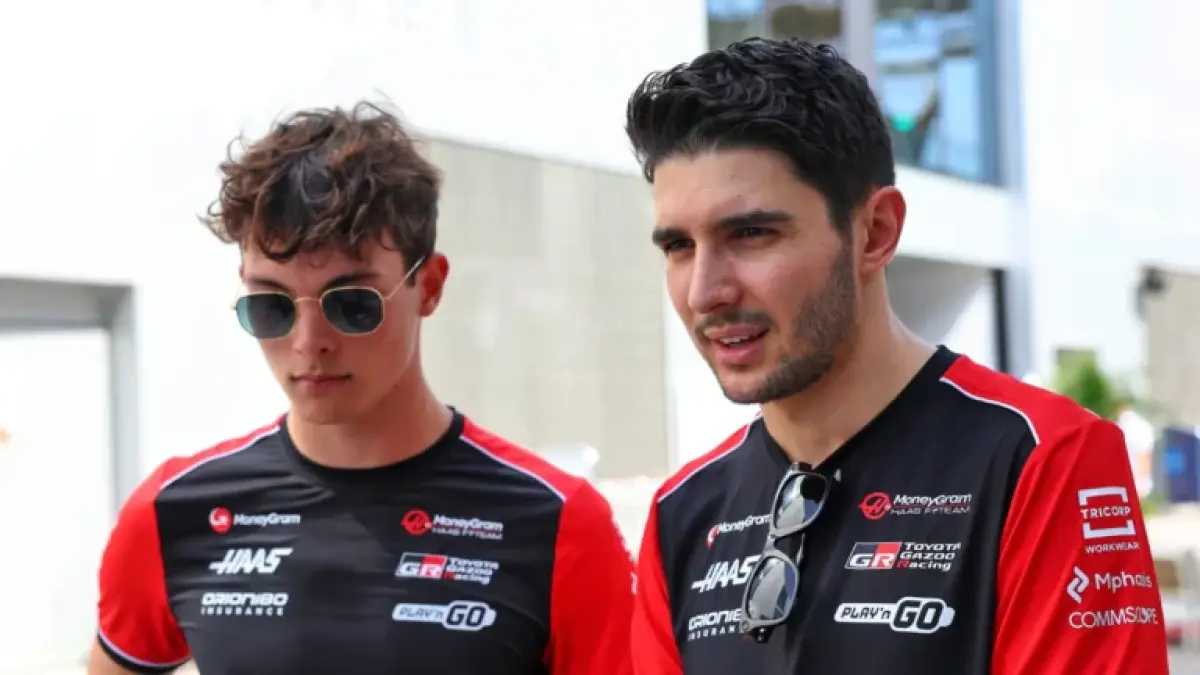Oliver Bearman dan Esteban Ocon. Sumber: https://www.motorsportweek.com/wp-content/uploads/2025/09/Esteban-Ocon-Oliver-Bearman-Haas.webp 