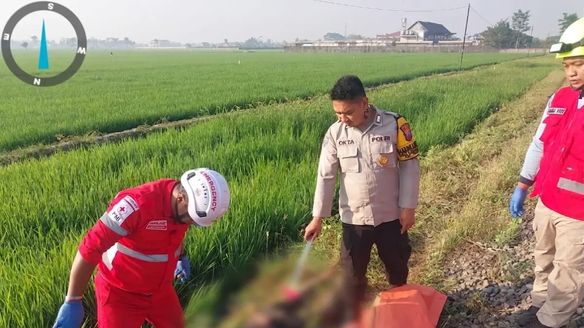 Personel Polsesk Pakisaji dan PMI Kabupaten Malang mengevakuasi pelajar yang tertemper KA Malabar kemarin (26/8) pagi. (Polsek Pakisaji for Radar Kanjuruhan)