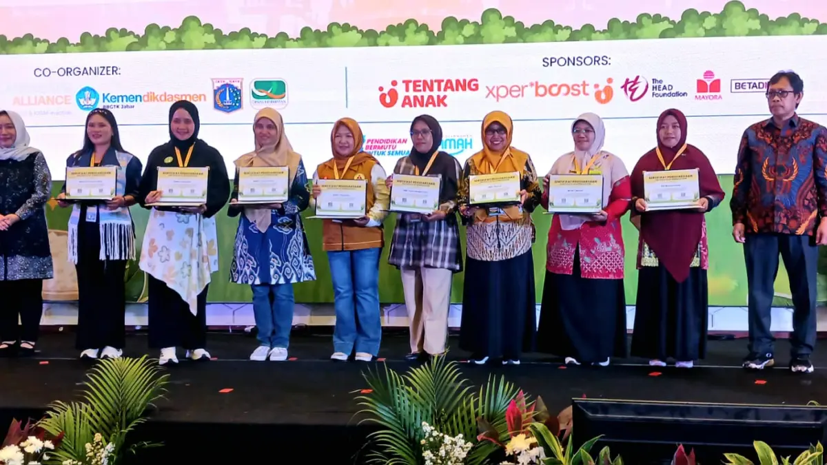 TERBAIK: Kepala SMANESI Dra Sri Endang Hidajati MPd (tengah, baju kuning) menerima penghargaan dari Southeast Asian Ministers of Education Organization (SEAMEO RECFON) saatShowcase 10 Tahun Nutrition Goes To School (NGTS), pada Sabtu (23/8).