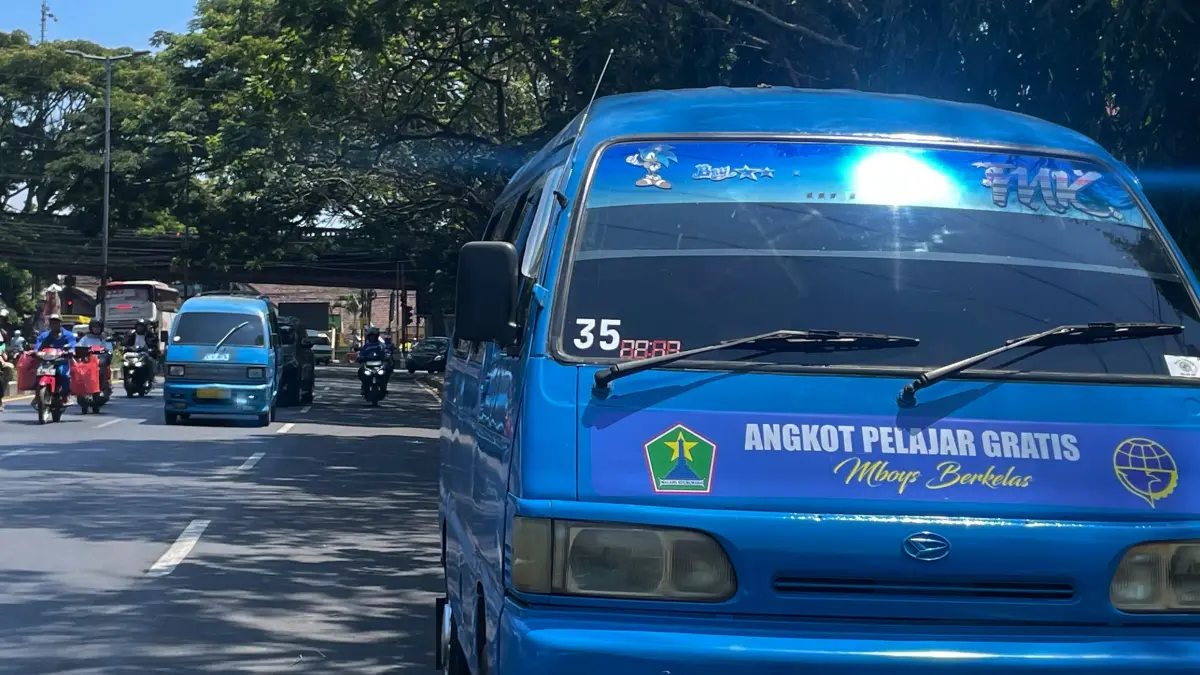 Armada angkutan pelajar terparkir di Jalan Raden Intan, Blimbing, kemarin.  (Andika Satria Perdana/Radar Malang)