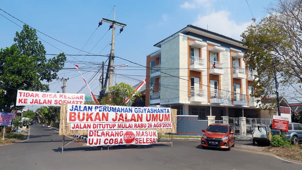 Blokade perumahan Griyashanta Malang (Darmono/Radar Malang)