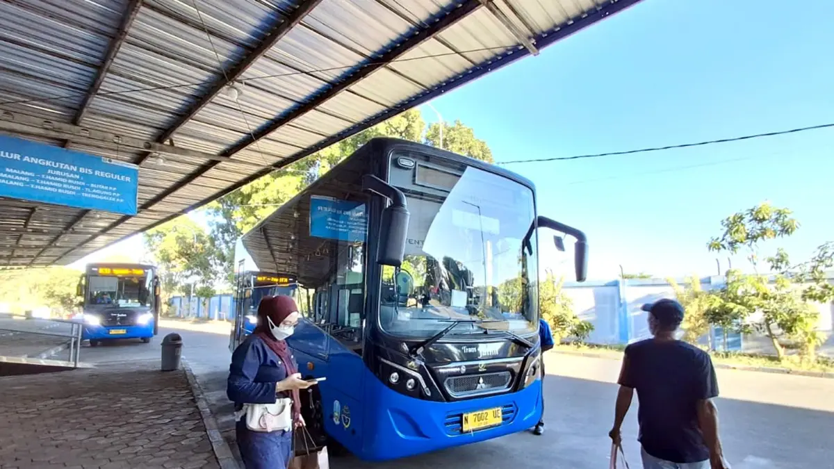 DIMONITOR DEWAN: Dua Bus Trans Jatim tiba di Terminal Hamid Rusdi, kemarin. Ada dua opsi rute untuk koridor dua. (Nabila Amelia/Radar Malang) 