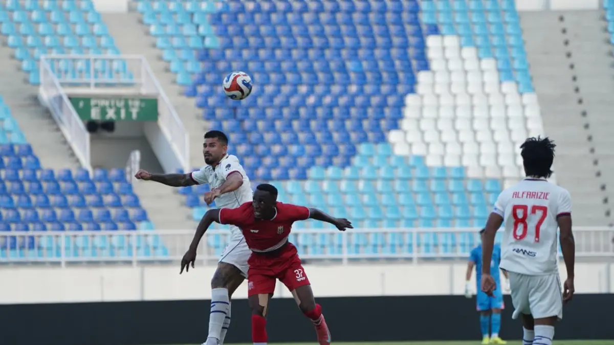 Julian Guevara sedang berduel udara dengan pemain Deltras FC Sidoarjo di Stadion Kanjuruhan, Kabupaten Malang, Rabu lalu (26/8). (MO Arema Fc)