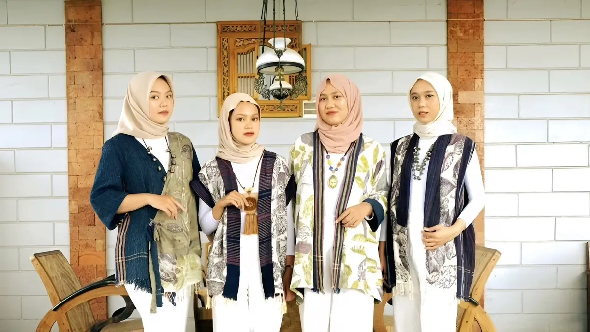 Koleksi outer dan kimono dengan teknik ecoprint dari Aeleen. (Instagram/@aeleenid) 
