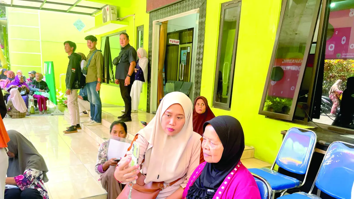LAKUKAN PENDATAAN: Salah satu warga melakukan pendaftaran Perlinsos digital di Kelurahan Polowijen, Rabu lalu (26/8). (Andika Satria)
