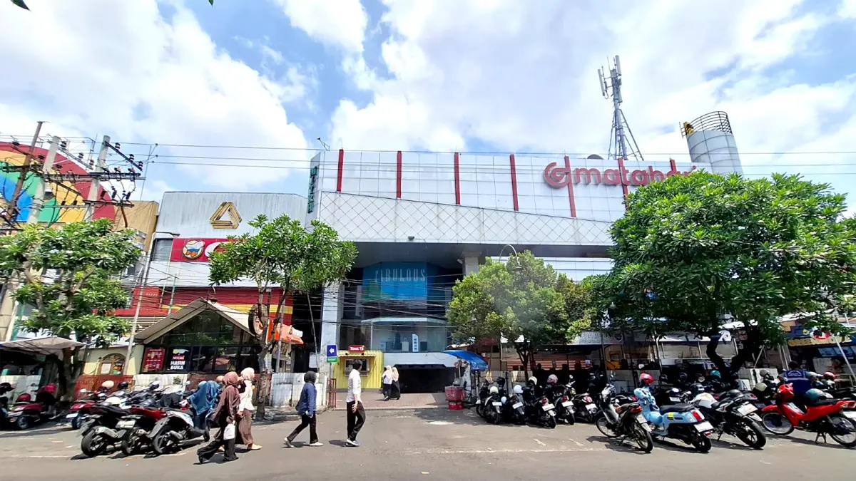 MASA KINI: Pusat Perbelanjaan Mitra I di Jalan KH Agus Salim, Kota Malang ini dulunya adalah gedung bioskop Al Hambra.
