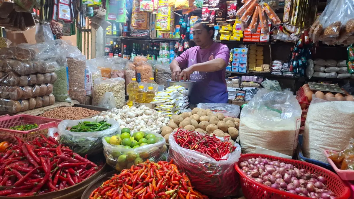 Pedagang di Pasar Kepanjen melayani pembeli cabai