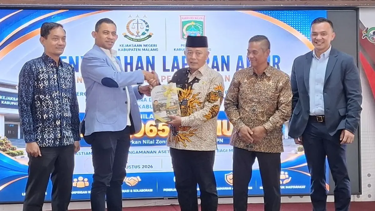 Penyerahan laporan akhir dan legal opinion penanganan PSU perumahan (Biyan Mudzaky Hanindito/Radar Malang)