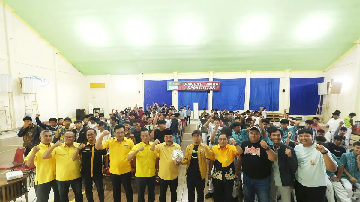 DEMI GENERASI MUDA: Ketua DPD Partai Golkar Kabupaten Malang Sudarman dan Wakil Sekretaris DPD Partai Golkar Jatim Ahan S. Arifin (6 dan 7 dari kiri) didampingi jajaran pengurus DPD II Partai Golkar se-Malang Raya dan panitia dalam technical meeting di kantor DPD II Partai Golkar Kabupaten Malang, Jalan Karangpandan, Kecamatan Pakisaji kemarin (26/8). (Darmono)