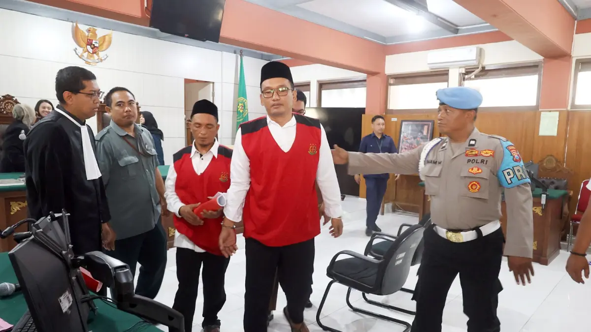 SIAPKAN PLEIDOI: Dua terdakwa pembunuhan terhadap mahasiswi UMM, Agus Muhamad Saleman dan Suyitno di ruang sidang Pengadilan Negeri (PN) Malang kemarin (26/8) (Darmono/Radar Malang)