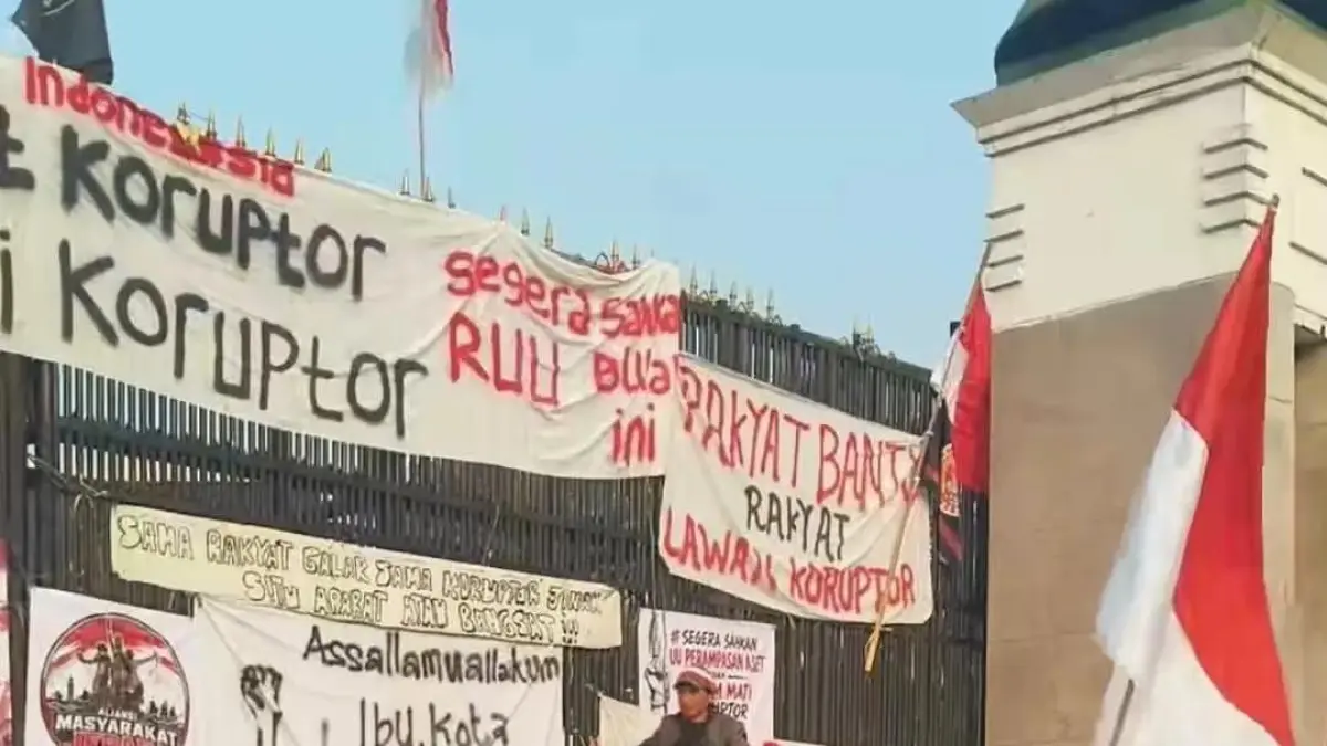 Situasi demo 27 Agustus 2026 di Gedung DPR RI. (X/RohtaAnjulian)