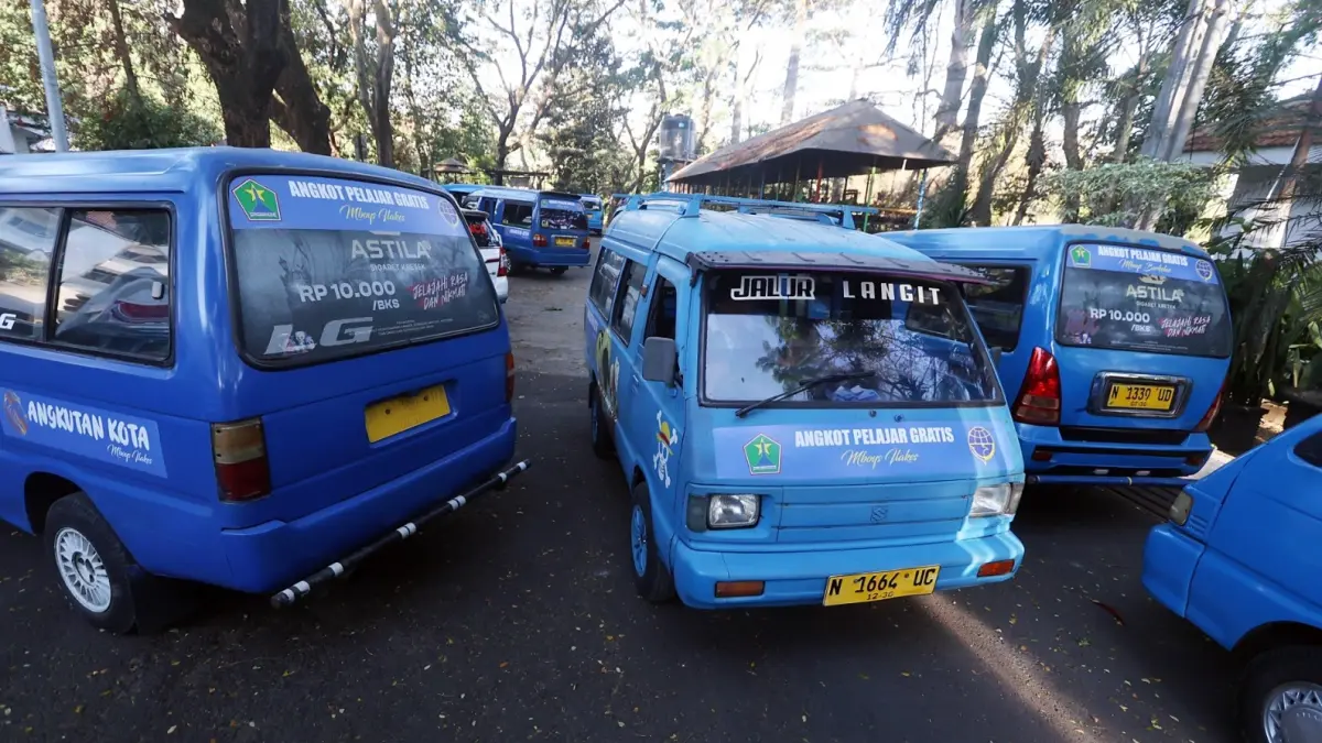 TAHAP AKHIR: Sejumlah armada angkot pelajar memenuhi Balai Kota Malang, kemarin sore. Para sopir mengikuti sosialisasi dari Pemkot Malang. (Darmono/Radar Malang)