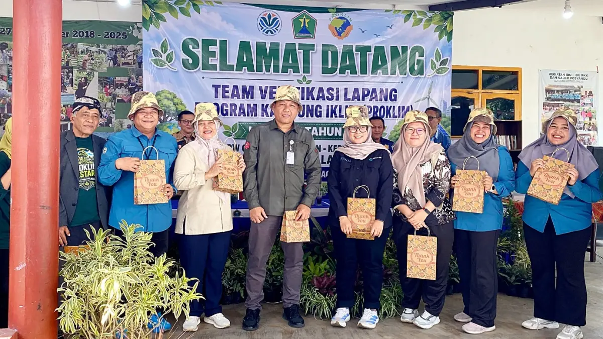 TAHAP LANJUTAN: Tim dari Kementerian Lingkungan Hidup (LH) foto bersama warga RW 5, Kelurahan Arjowinangun setelah melakukan verifikasi lapangan, kemarin. (DLH Kota Malang For Radar Malang)