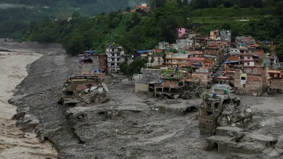 Tampilan dari drone memperlihatkan lumpur yang menutupi bangunan di Trishuli, 27 Agustus 2026. (REUTERS/Navesh Chitrakar)