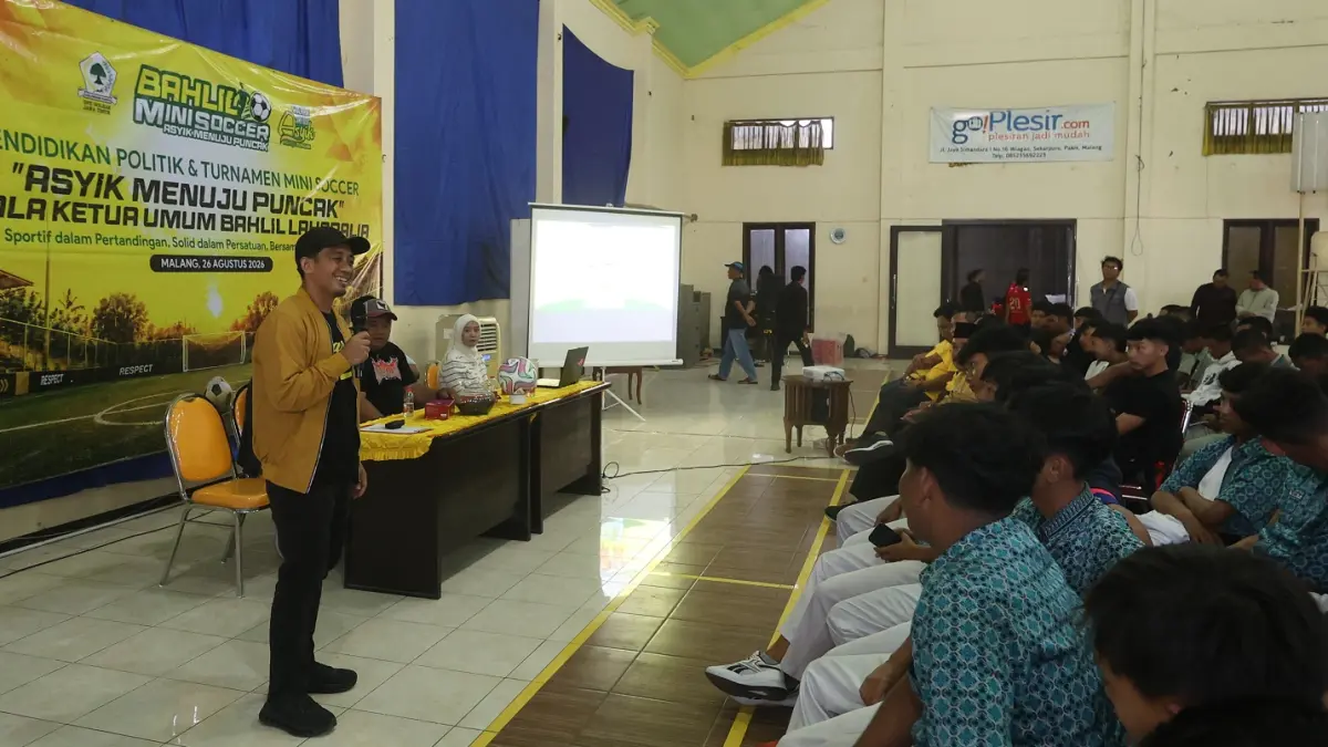 Wakil Sekretaris DPD Partai Golkar Jatim Ahan S. Arifin menjelaskan tujuan dari Bahlil Mini Soccer, kemarin (26/8). (Darmono/Radar Malang)