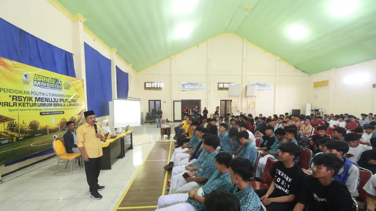 SIAP BERLAGA: Para peserta Turnamen Bahlil Mini Soccer Asyik Menuju Puncak Zona Malang Raya mendengarkan pemaparan dari Ketua DPD Partai Golkar Kabupaten Malang Sudarman (kiri) dalam technical meeting di kantor DPD II Partai Golkar Kabupaten Malang, Jalan Karangpandan, Kecamatan Pakisaji kemarin (26/8).