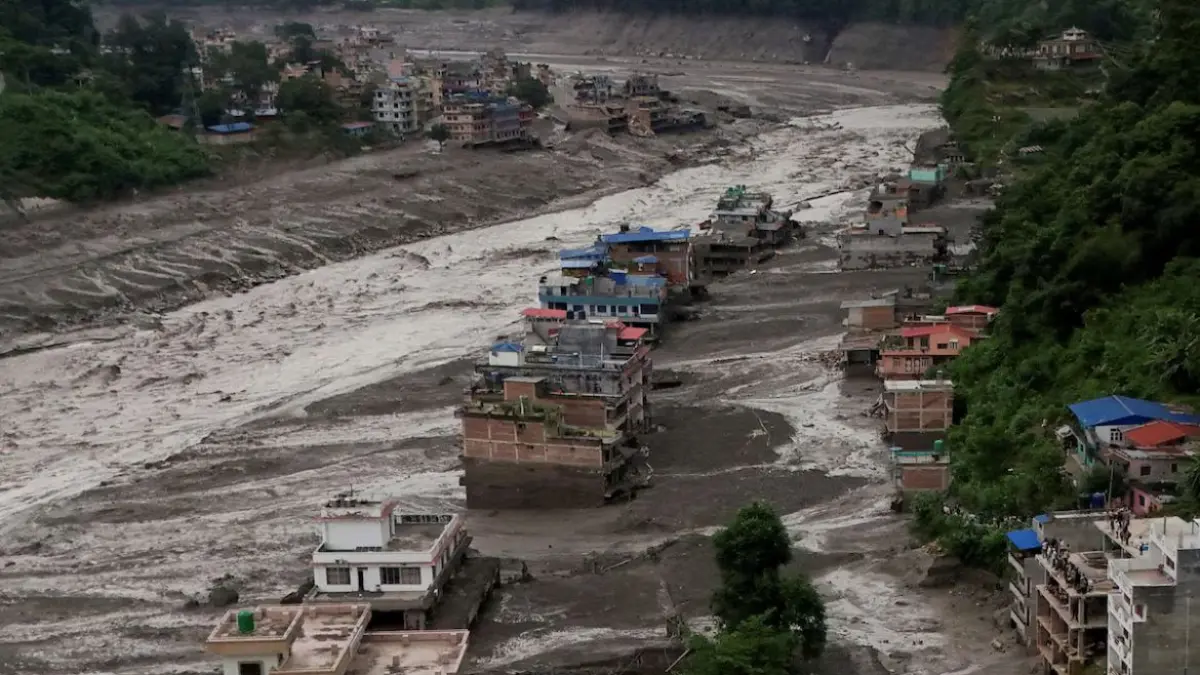 Banjir bandang menerjang wilayah Nepal dekat perbatasan Tibet pada Rabu (26/8). Aliran lumpur dan material longsoran merendam kawasan permukiman hingga menyisakan kerusakan di sepanjang aliran sungai. Sumber: REUTERS/Navesh Citrakar