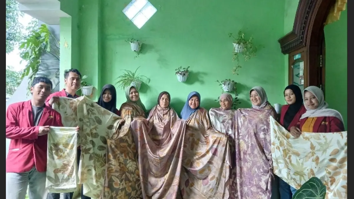 BERDAYA: Tim pengabdian, mahasiswa KKN Mitra Dosen, dan mitra UMKM menunjukkan hasil kain ecoprint dalam kegiatan pemberdayaan di Desa Sumbersekar, Malang.