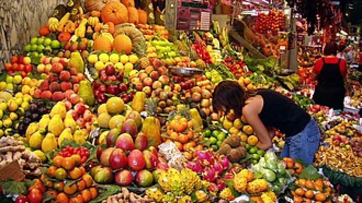 Kios buah di Barcelona, Spanyol. Sumber: https://upload.wikimedia.org/wikipedia/commons/thumb/a/af/Fruit_Stall_in_Barcelona_Market.jpg/330px-Fruit_Stall_in_Barcelona_Market.jpg?utm_source=id.wikipedia.org&utm_campaign=parser&utm_content=thumbnail