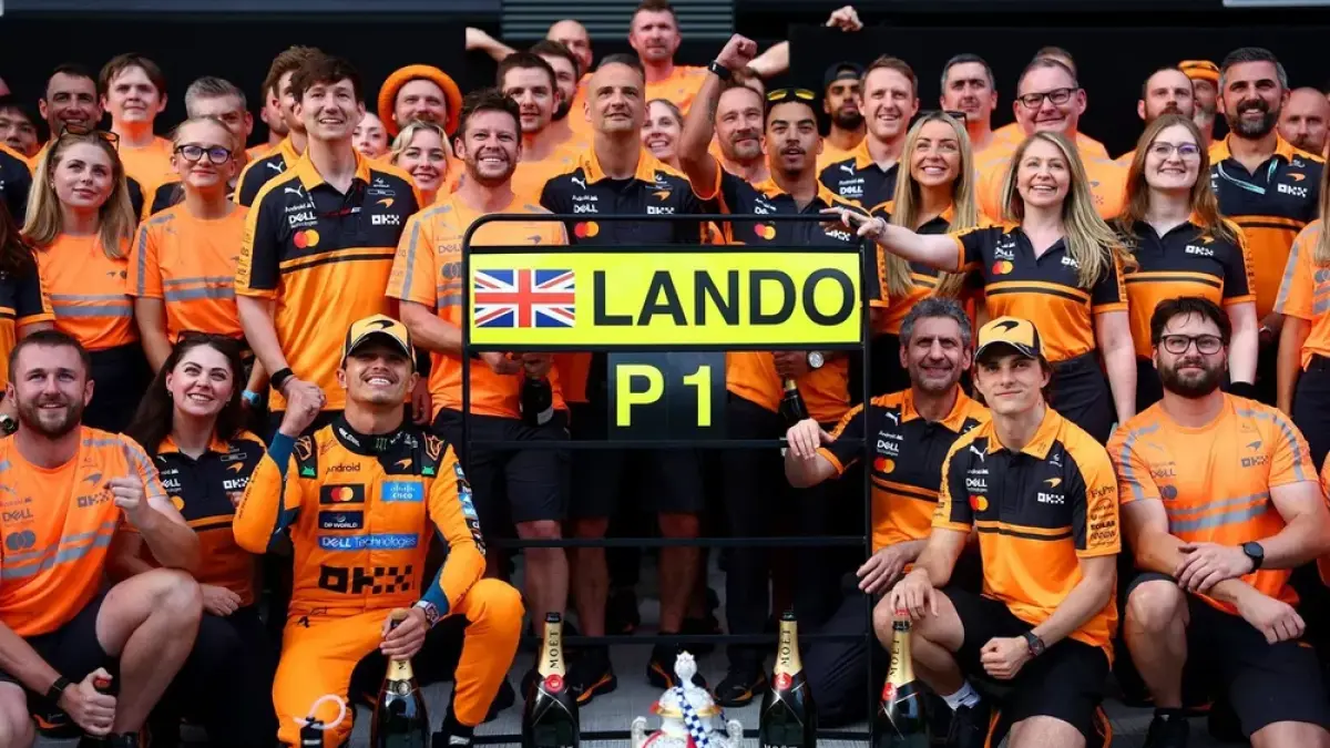 Lando Norris, Oscar Piastri, Andrea Stella, dan tim McLaren. Sumber: https://cdn-8.motorsport.com/images/amp/2jEAbr90/s1000/oscar-piastri-mclaren-andrea-s.webp