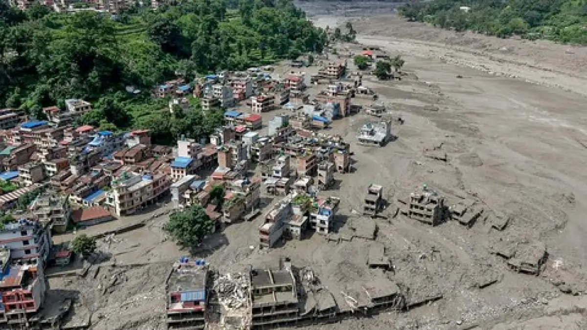 Pemandangan udara permukiman warga dan infrastruktur yang hancur terendam material lumpur akibat terjangan banjir bandang serta longsor di kawasan perbatasan Nepal dan China. (Foto: CNN Indonesia)