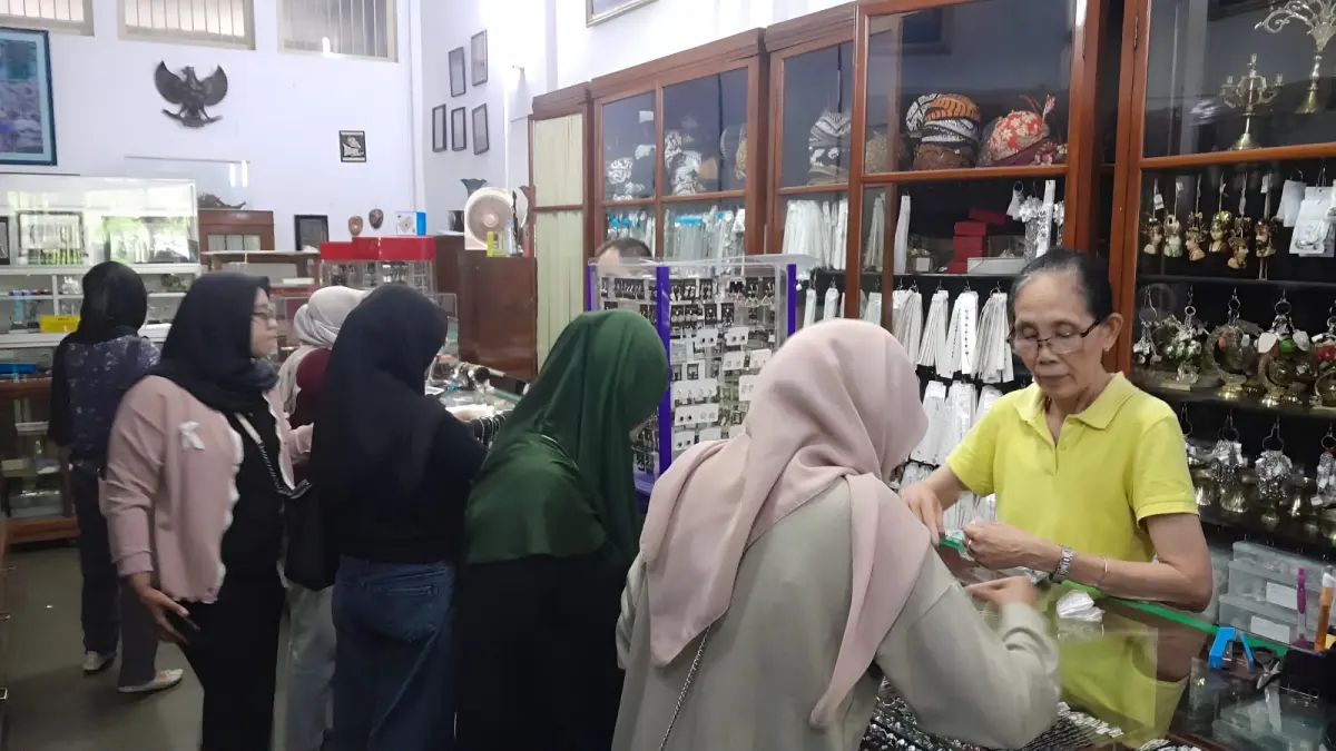 Salah satu toko legendaris di sekitar Pasar Besar Malang, yaitu Tio Souvenir yang telah berdiri sejak 1925. (Raisya Sekar/Radar Malang) 
