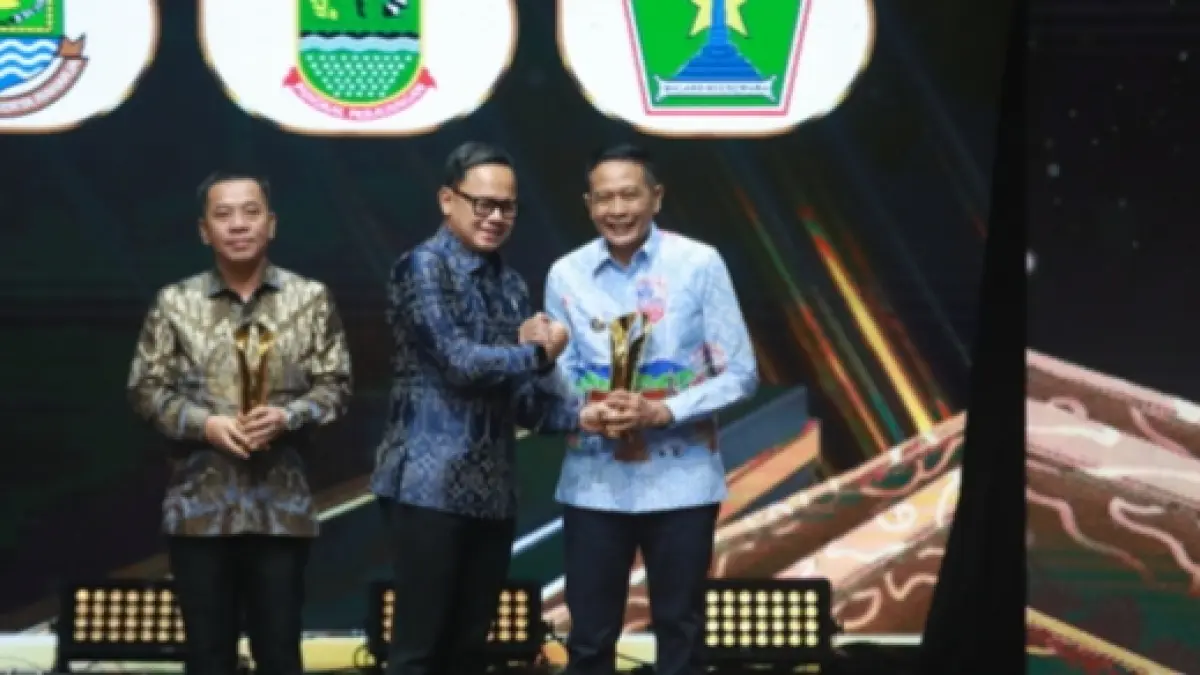 Wali Kota Malang Wahyu Hidayat menerima penghargaan dari Wamendagri Bima Arya, Kamis (27/8). (Diskominfo Kota Malang)