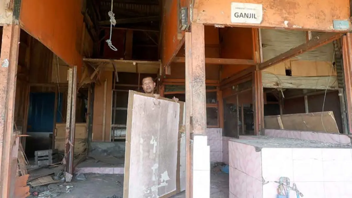 BERTAHAP: Salah satu pedagang mengemasi barang-barang yang bisa dimanfaatkan kembali.
