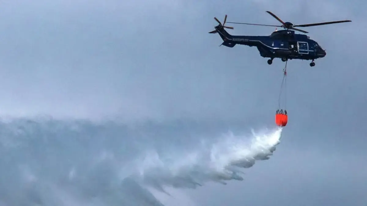 Ilustrasi water bombing menggunakan helikopter. Sumber: Pinterest.