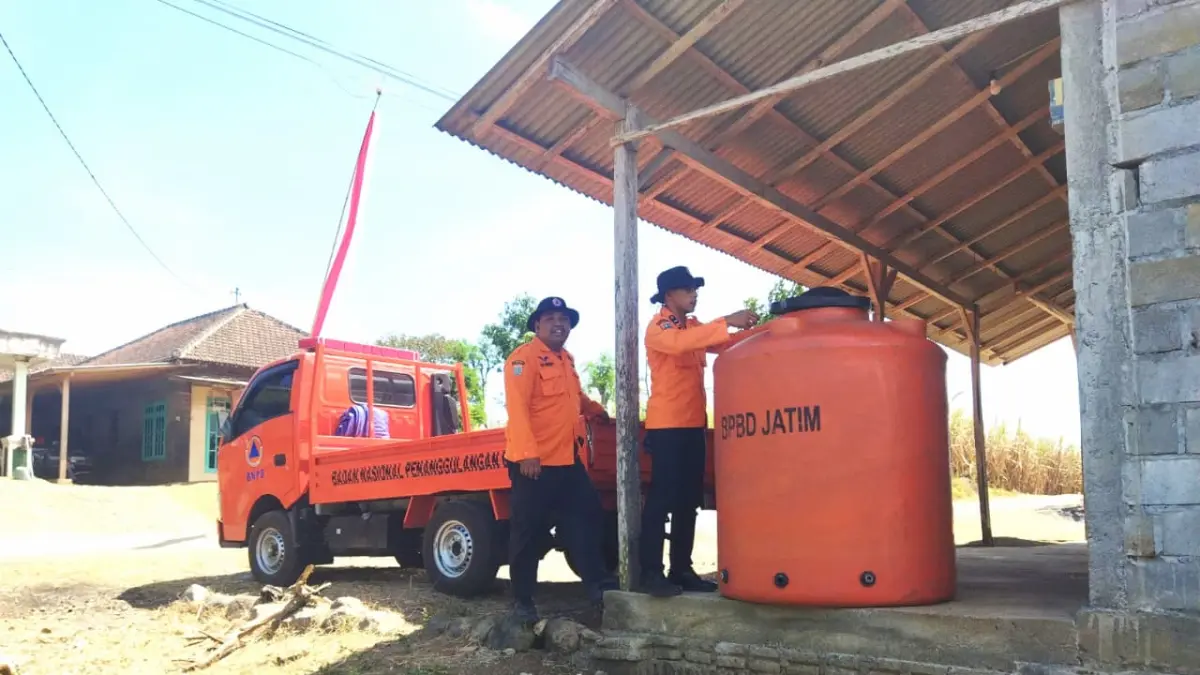 IMBAS KEKERINGAN: Personel BPBD Kabupaten Malang mengirim tandon di Desa Kalirejo, Kecamatan Kalipare. Tandon tersebut akan diisi air untuk memenuhi kebutuhan warga.