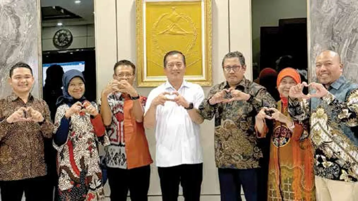 PERKUAT KOLABORASI: Rektor UMM Prof Dr Nazaruddin Malik SE MSi (tiga dari kiri) berfoto bersama dengan jajaran Pemprov NTB setelah berdiskusi dan berkoordinasi memperkuat kerja sama di Kantor Gubernur NTB pada Rabu lalu (26/8).