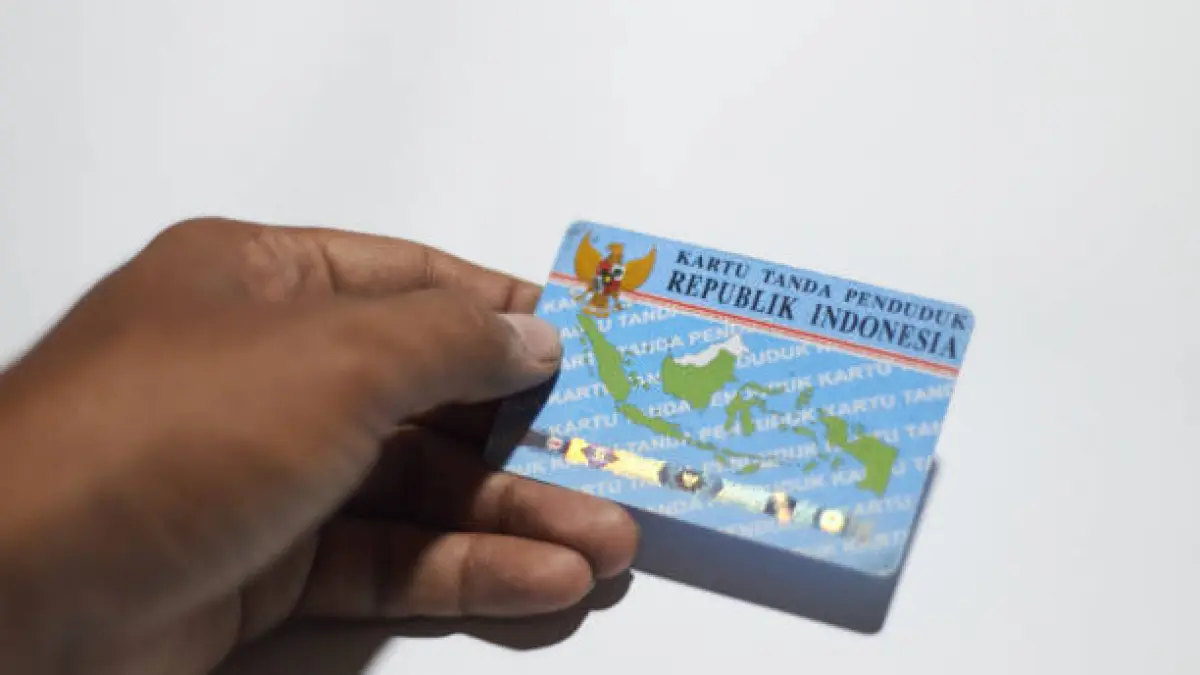 Petugas Dispendukcapil Kota Malang melayani warga yang mengurus dokumen kependudukan. Aktivasi KTP digital menjadi salah satu fokus layanan tahun ini. (Getty Images/Said Fauzul)