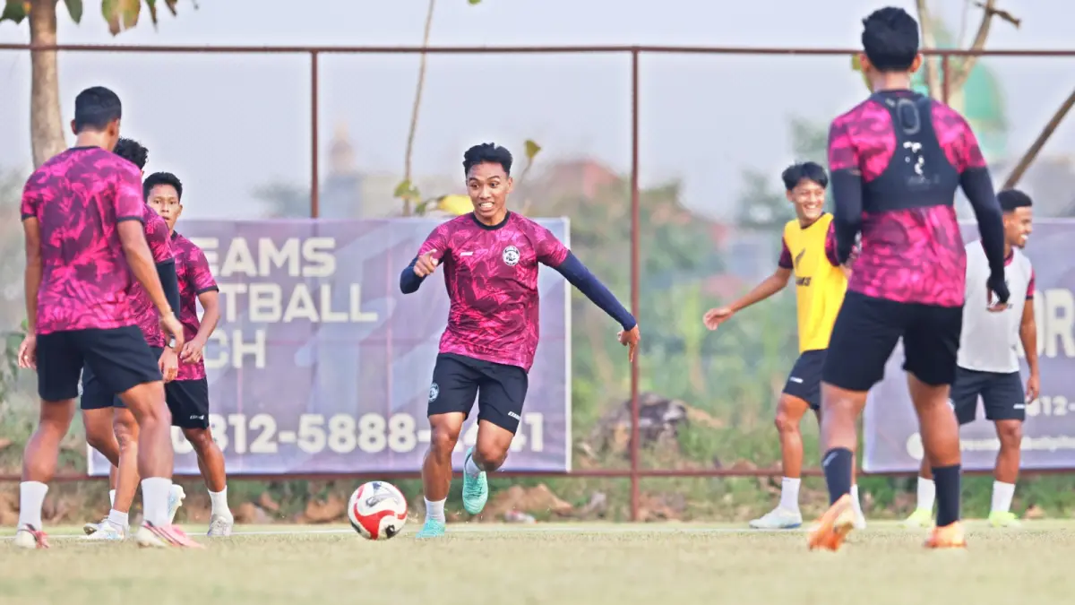 RASAKAN PENGALAMAN BARU: Arkhan Fikri (tengah) berusaha menjangkau bola dalam sesi latihan di Dreams Footbal Pitch, kemarin.