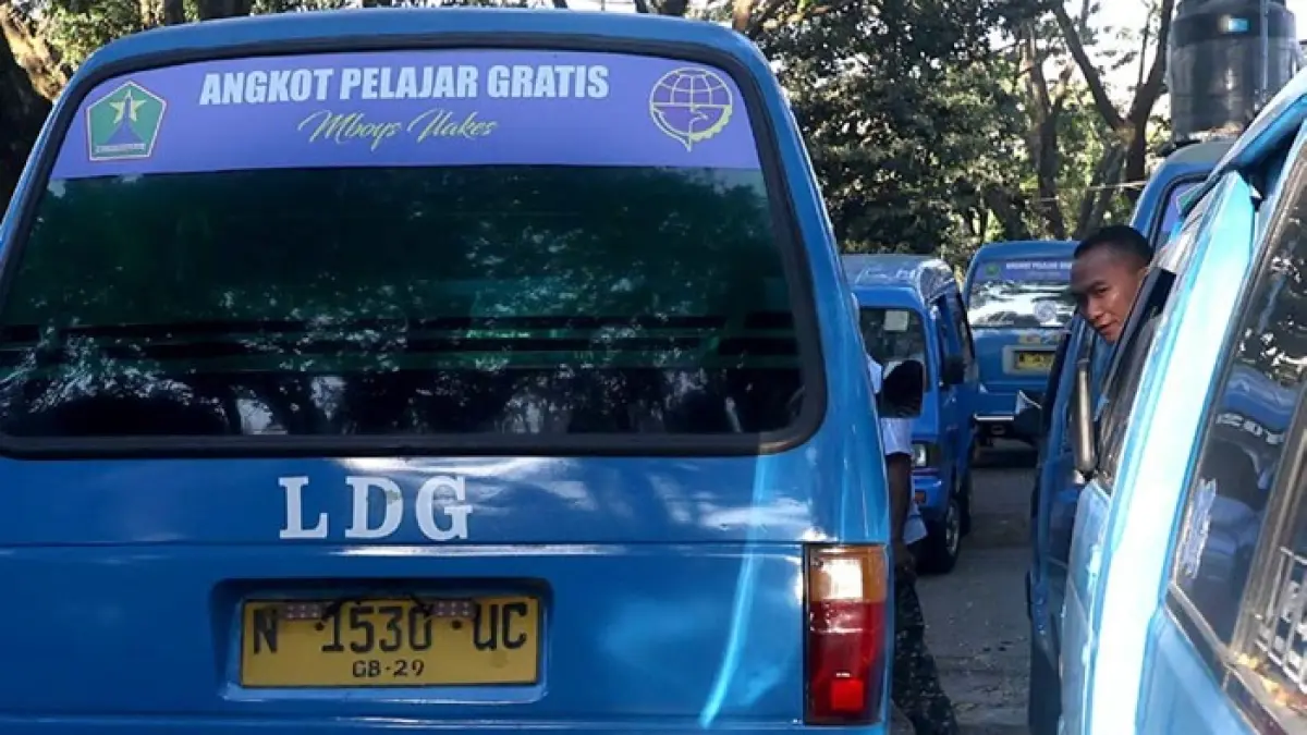SUDAH DISEPAKATI: Sejumlah armada angkutan pelajar parkir di mini block office Kota Malang, Kamis lalu (27/8).&nbsp;