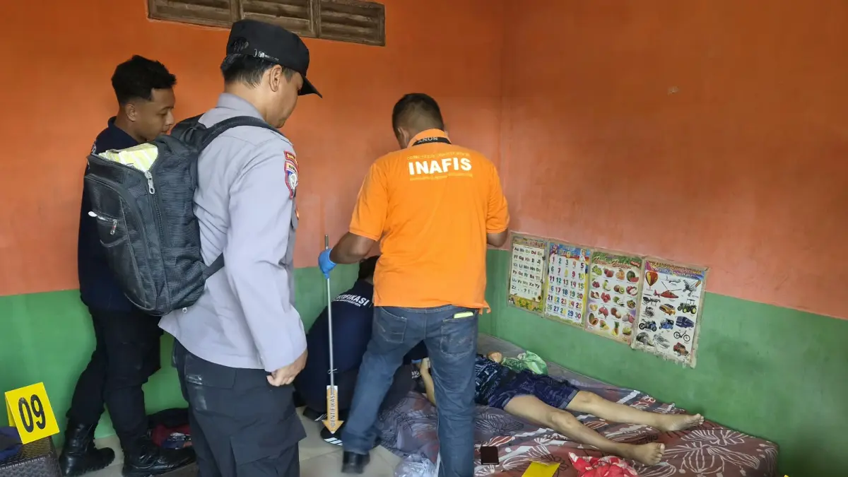 TAK BERNYAWA: Anggota Polsek Kepanjen bersama tim Inafis Polres Malang mengevakuasi jenazah korban di kamar kos, Kepanjen, Kamis lalu (27/8)